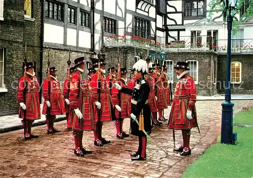 AK / Ansichtskarte Leibgarde_Wache Yeomen Warders Tower of London Madame Tussaud s  