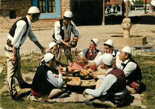 AK / Ansichtskarte Trachten Kosovo i Metohija Za Trpezom 