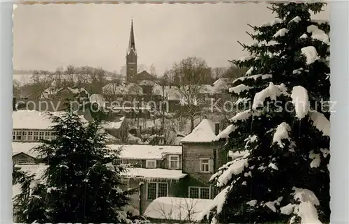 AK / Ansichtskarte Bad_Berleburg Ortsansicht mit Kirche im Winter Bad_Berleburg