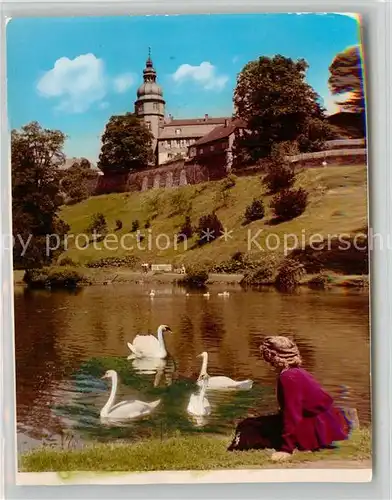 AK / Ansichtskarte Bad_Berleburg Junge Dame am Schwanensee Bad_Berleburg