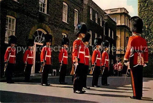 AK / Ansichtskarte Leibgarde_Wache London Irish Guards Ambassador s Court St. James Palace  