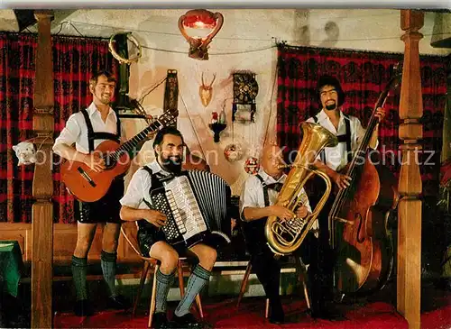 AK / Ansichtskarte Breitbrunn_Chiemsee Beim Koni Musik mit Grossvater Vater und Soehnen Breitbrunn Chiemsee