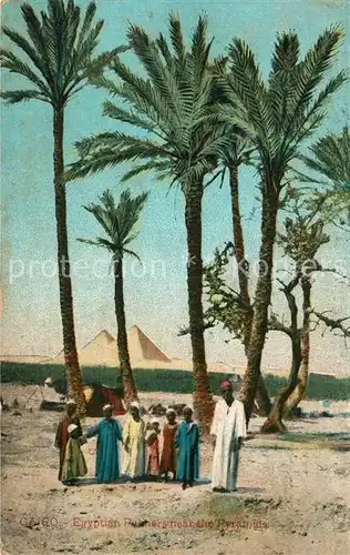 AK / Ansichtskarte Cairo_Egypt aegyptische Gruppe an den Pyramiden Cairo Egypt