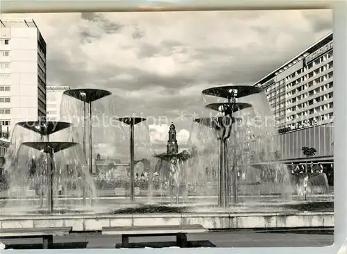 AK / Ansichtskarte Dresden Prager Strasse Wasserspiele Dresden