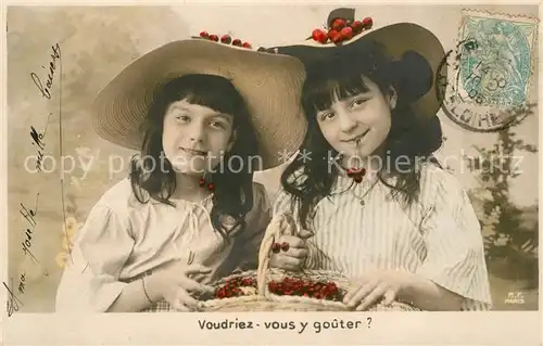 AK / Ansichtskarte Kinder_Child_Enfants Maedchen Hut Kirschen  