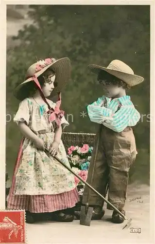 AK / Ansichtskarte Kinder_Child_Enfants Hut Rechen  