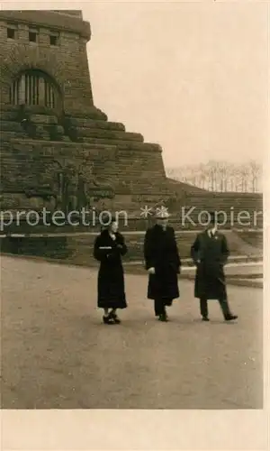 AK / Ansichtskarte Leipzig Voelkerschlachtdenkmal Besuchergruppe Leipzig