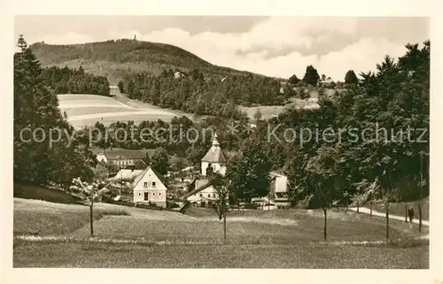 AK / Ansichtskarte Lueckendorf Teilansicht mit Hochwald Zittauer Gebirge Lueckendorf
