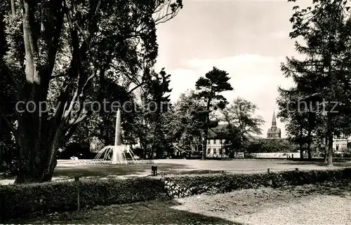 AK / Ansichtskarte Osterode_Harz Kurpark mit Springbrunnen Osterode_Harz