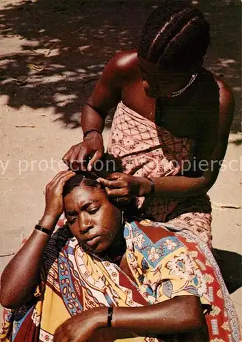 Typen_Afrika Tansania Afrikanerinnen beim Frisieren Typen Afrika