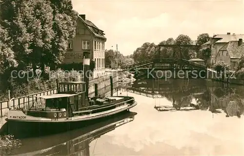 Zehdenick Blick zur Zugbruecke Motorboot Zehdenick