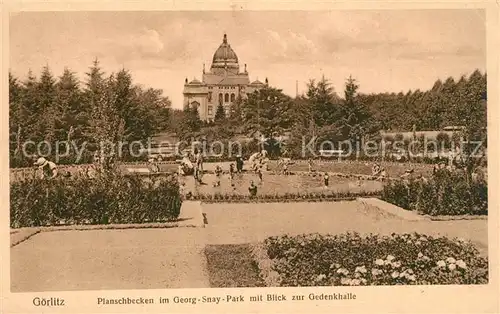 AK / Ansichtskarte Goerlitz_Sachsen Planschbecken im Georg Snay Park mit Blick zur Gedenkhalle Goerlitz Sachsen