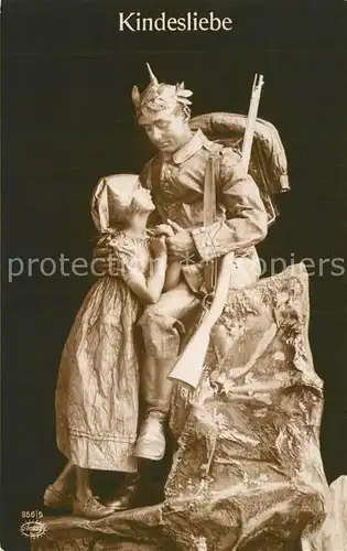 AK / Ansichtskarte Skulpturen Kindesliebe Soldat Kind  
