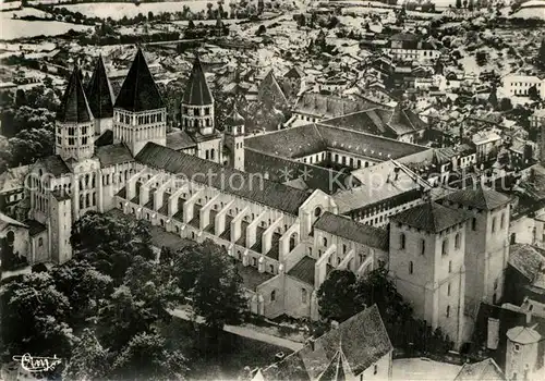 AK / Ansichtskarte Cluny La Grande Abbatiale de St Hugues Vue aerienne Cluny