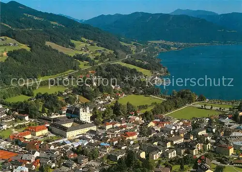 AK / Ansichtskarte Mondsee_Salzkammergut Fliegeraufnahme mit Pfarrkirche und Schloss Mondsee Salzkammergut