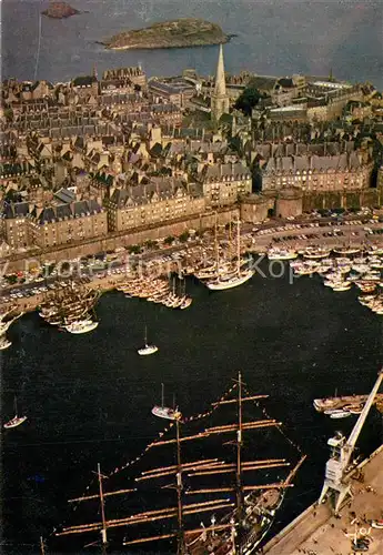 AK / Ansichtskarte Saint Malo_Ille et Vilaine_Bretagne Grand voilier dans les bassins a flot vue aerienne Saint Malo_Ille et Vilaine