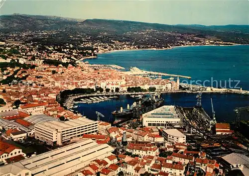 AK / Ansichtskarte La_Ciotat Le port les chantiers dans le fond la plage Fliegeraufnahme La_Ciotat