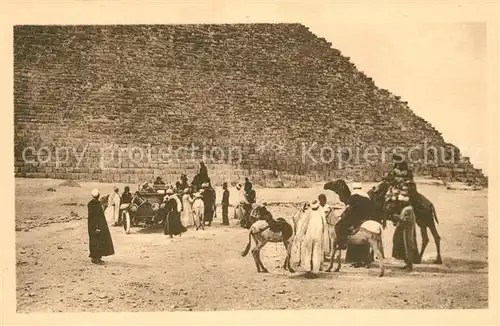 AK / Ansichtskarte Cairo_Egypt Am Fusse der grossen Pyramide Kamele Auto Cairo Egypt