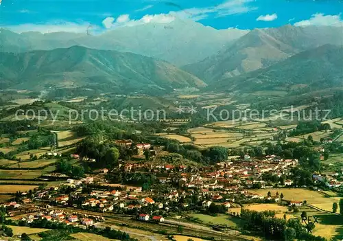 AK / Ansichtskarte Saint Jean Pied de Port et les Pyrenees vue aerienne Saint Jean Pied de Port