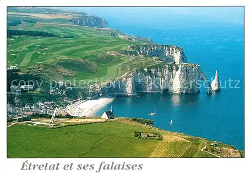 AK / Ansichtskarte Etretat et ses falaises vue aerienne Etretat