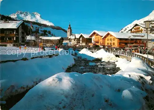 AK / Ansichtskarte Lech_Vorarlberg Ortspartie am Bach Blick gegen Karhorn Wintersportplatz Lechquellengebirge Lech Vorarlberg