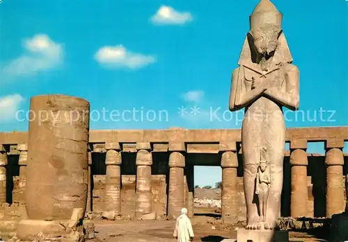 AK / Ansichtskarte Karnak_Egypt Amon Ra Temple with Statue of Taharka Karnak Egypt