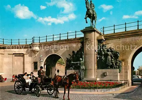 AK / Ansichtskarte Oostende_Ostende Koning Leopold II monument Pferdekutsche 