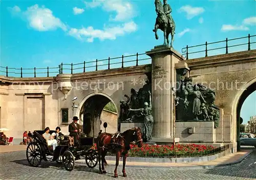 AK / Ansichtskarte Oostende_Ostende Koning Leopold II Monument Pferdekutsche 