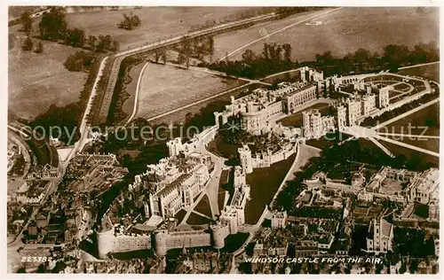 AK / Ansichtskarte Windsor_Berkshire Windsor Castle from the air Valentines postcard 