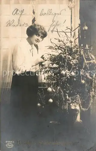 AK / Ansichtskarte Foto_Amag_Nr. 61606 5 Frau Weihnachtsbaum Weihnachten Foto_Amag_Nr.