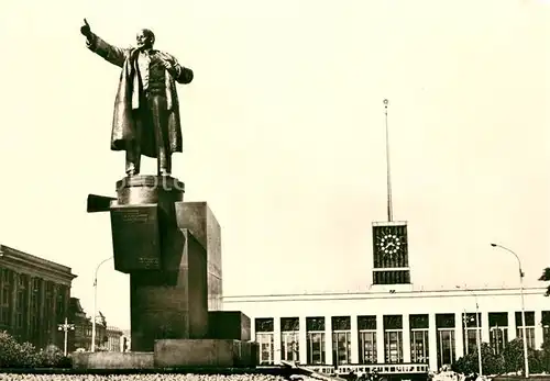 AK / Ansichtskarte Leningrad_St_Petersburg Staetten der Revolution Lenindenkmal vor dem Finnischen Bahnhof Leningrad_St_Petersburg