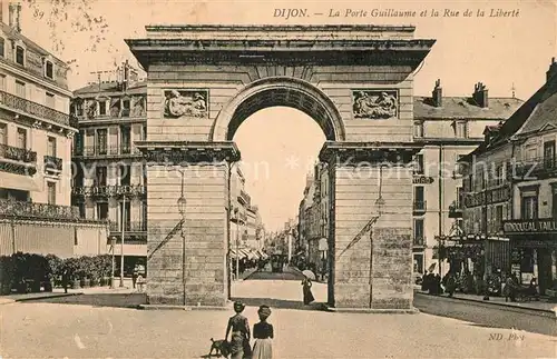 AK / Ansichtskarte Dijon_Cote_d_Or Porte Guillaume et la Rue de la Libert Dijon_Cote_d_Or