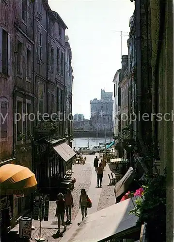 AK / Ansichtskarte La_Rochelle_Charente Maritime La rue du port et la tour St Nicolas La_Rochelle