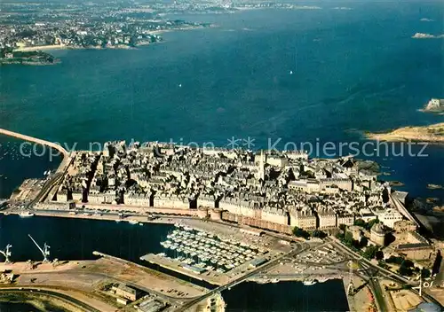 AK / Ansichtskarte Saint Malo_Ille et Vilaine_Bretagne Les bassins la ville et les remparts Collection La Bretagne en Couleurs vue aerienne Saint Malo_Ille et Vilaine