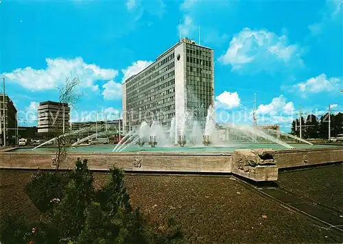 AK / Ansichtskarte Rotterdam Hofplein mit Springbrunnen Hochhaus Rotterdam