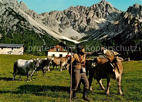 AK / Ansichtskarte Giessenbach Eppzirler Alpe Alm Bergbauer Kuehe Karwendelgebirge 