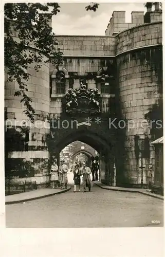 AK / Ansichtskarte London Middle Tower  London