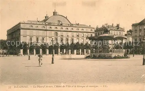 AK / Ansichtskarte Bayonne_Pyrenees_Atlantiques Place d`Armes Hotel de Ville  Bayonne_Pyrenees