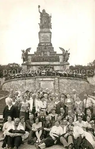 AK / Ansichtskarte Ruedesheim_Rhein Kaiser Wilhelm Denkmal Gruppenfoto Ruedesheim Rhein