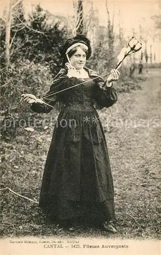 AK / Ansichtskarte Trachten_Frankreich Cantal Fileuse Auvergnate  