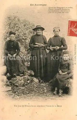AK / Ansichtskarte Trachten_Frankreich Auvergne Jour de Dimanche Heure de la Messe  