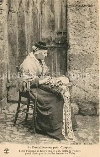 AK / Ansichtskarte Handarbeit Kl?ppeln Spitzenkl?pplerin Dentelliere au petit Chapeau  
