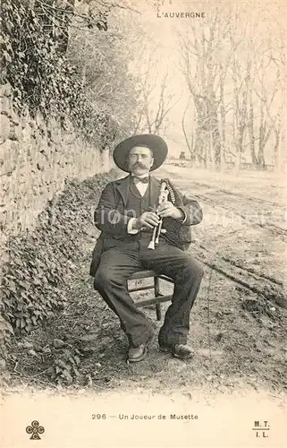 AK / Ansichtskarte Typen Frankreich Auvergne Joueur de Musette  Typen