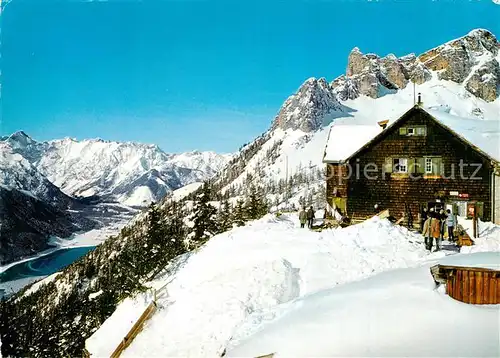 Achensee Wintersportgebiet Rofan Erfurterhuette gegen Achensee und Karwendel Alpenpanorama Achensee