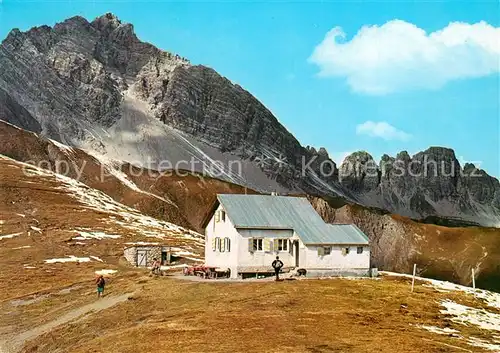 Kaiserjochhaus mit Vallesin und Zwoelferspitze Stubaier Alpen Kaiserjochhaus