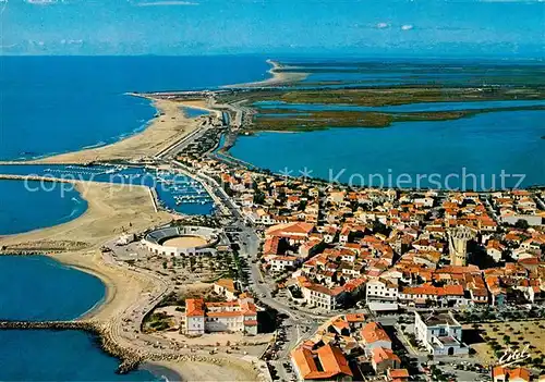 AK / Ansichtskarte Les_Saintes Maries de la Mer La ville les arenes et le port Eglise fortifiee vue aerienne Les