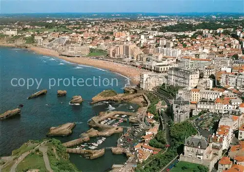 AK / Ansichtskarte Biarritz_Pyrenees_Atlantiques Le port des pecheurs et la grande plage Vue aerienne Biarritz_Pyrenees