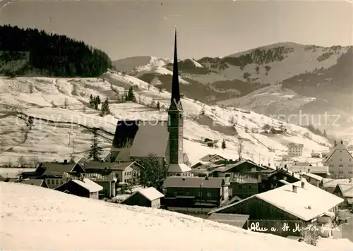 AK / Ansichtskarte Alm_Saalfelden Ortsansicht mit Kirche Winterlandschaft Alm_Saalfelden