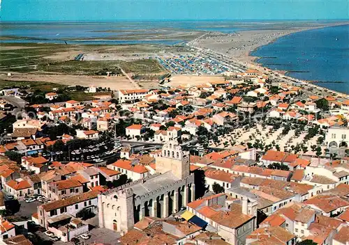 AK / Ansichtskarte Les_Saintes Maries de la Mer Eglise fortifiee et la ville vue aerienne Les
