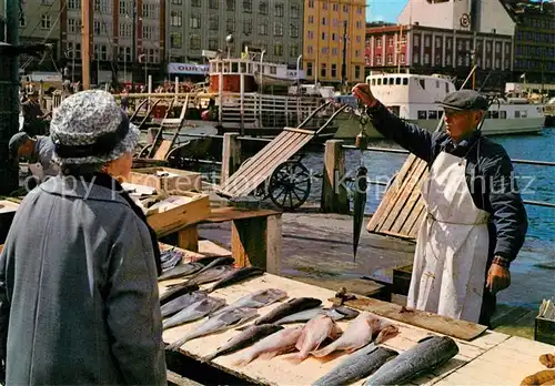 AK / Ansichtskarte Bergen_Norwegen Pa fisketorget Fischmarkt Bergen Norwegen